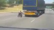 Un homme en fauteuil roulant se fait tracter par un camion... Fou