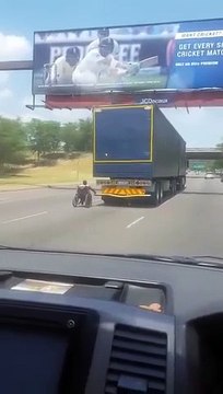 Un homme en fauteuil roulant se fait tracter par un camion... Fou