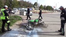 Sahibi tarafından ateşe verilen motosikleti polis söndürdü