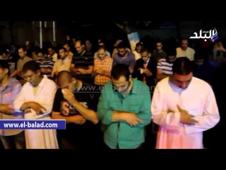 الآلاف يؤدون صلاة التراويح خلف "جبريل" بمسجد عمرو بن العاص