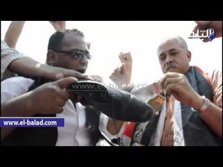 مواطنون يحرقون صور مرسى أمام مسجد المشير