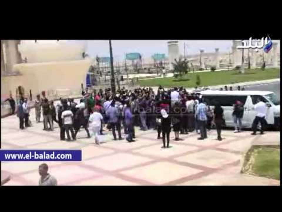 وصول جثمان "عمر الشريف" مسجد المشير طنطاوى استعدادا لأداء صلاة الجنازة