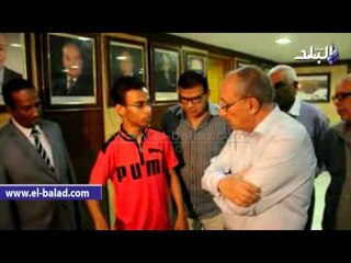 محافظ أسوان يسلم كرسي متحرك لـ "المخترع الصغير"