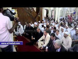 محافظ قنا يؤدي صلاة العيد بمسجد سيدي عبد الرحيم القنائى ويوزع كتيبات إرشادية على سائقي السيارات