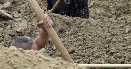 Ses Gelen Mezarı Kazan Polis, Gömülen Kişinin Yaşadığını Gördü