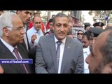 مواطن يقبل قدم محافظ القاهرة لحل مشكلته