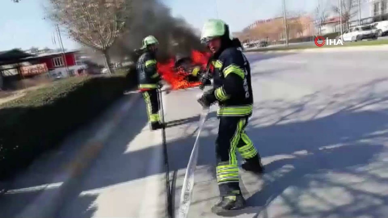 Otomobili alev alan sürücü canını zor kurtardı