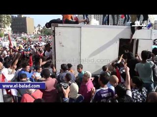 سيارات المجمعات الاستهلاكية توزع العصائر والمياه "مجانا" بالتحرير