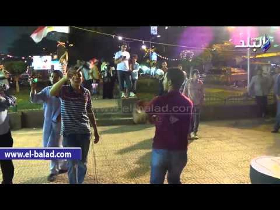 مواطنون يرقصون على أنغام "تسلم الأيادى" بميدان مصطفى محمود