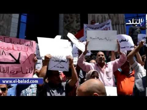 العاملون بالأثار يرفضون قانون الخدمة المدنية علي سلالم الصحفيين