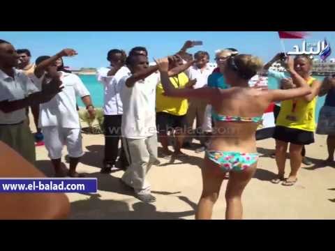 شاهد السائحات يرقصن على تسلم الايادى بالغردقة