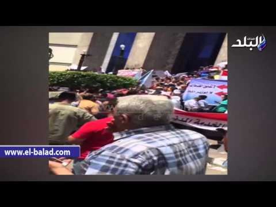 تظاهر العاملين "بالضرائب" امام الصحفيين للمطالبة بإسقاط قانون الخدمة المدنية
