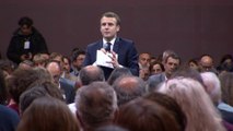 Interpellé par une gilet jaune, Emmanuel Macron assure que 