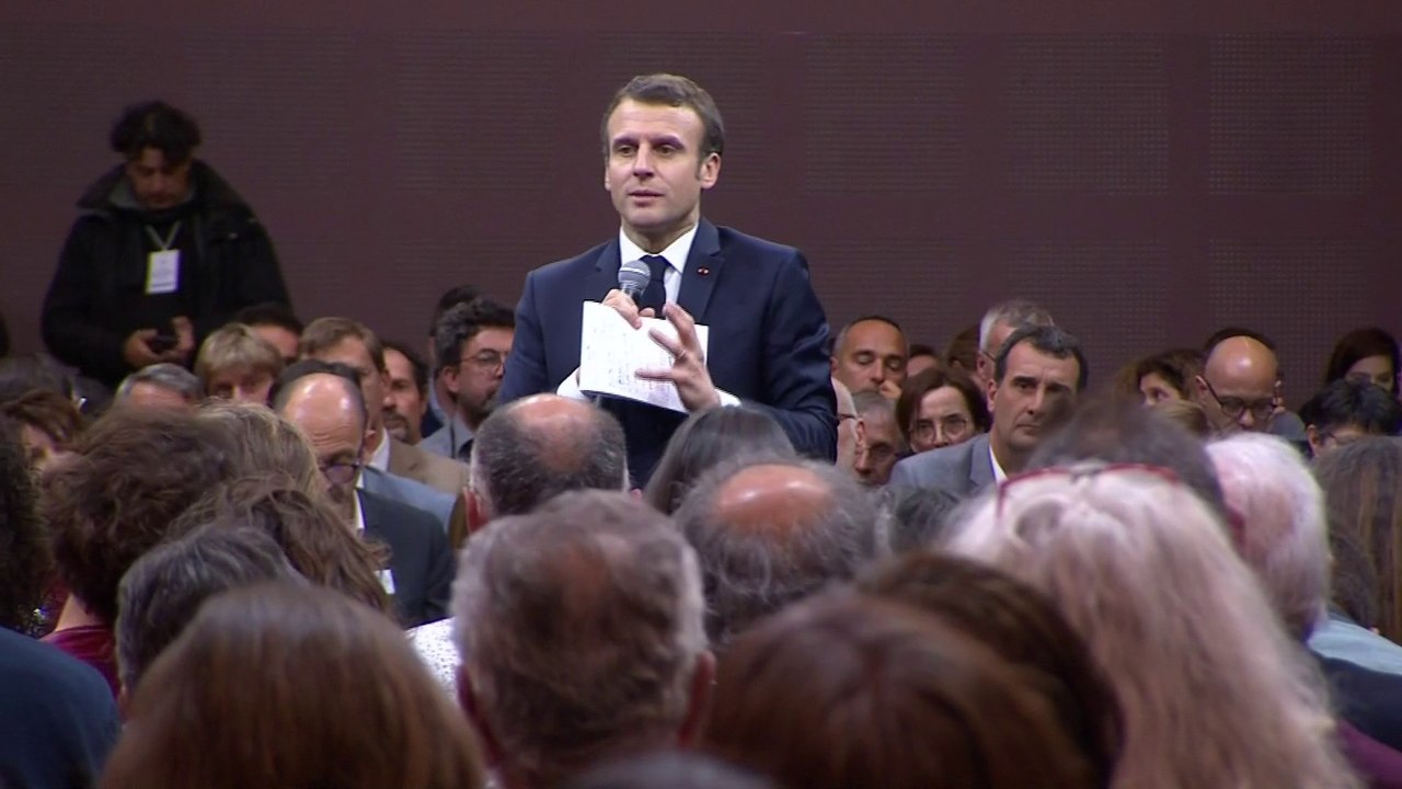 Interpellé par une gilet jaune, Emmanuel Macron assure que "la liberté de manifester et l'État de droit seront préservés"