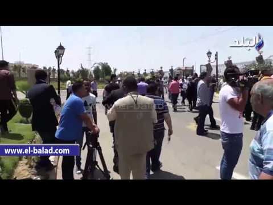 فيفى عبده وأحمد بدير ووفاء عامر يشاركون فى جنازة الفنان "نور الشريف"