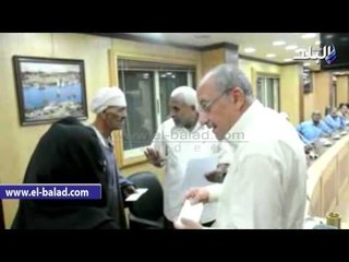 محافظ أسوان يوزع التعويضات المالية لمتضرري منطقة بركة الدماس