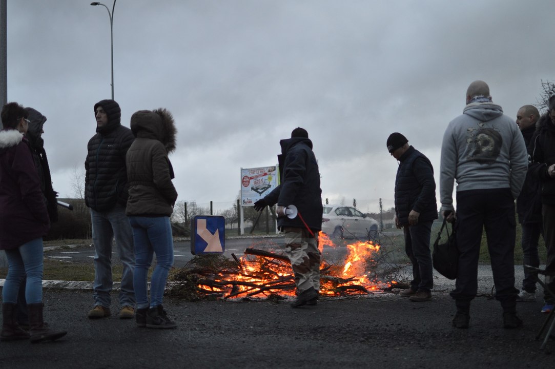 "Ça aurait pu être moi ou l'un de mes collègues" , les surveillants de prison de l'Indre manifestent après l'agression dans l'Orne