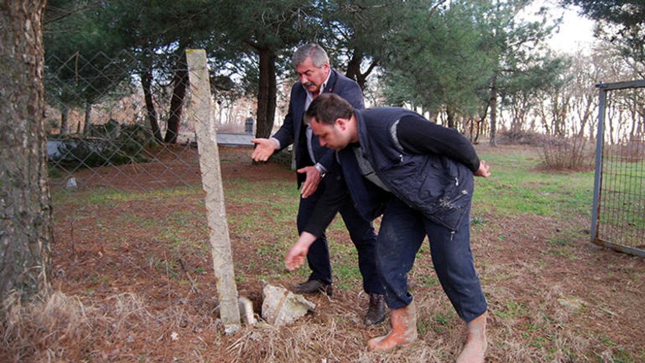 Mezarlığın demir kapısı çalındı, muhtar isyan etti: Bari onlara saygınız olsun...