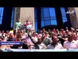 حملة الماجستير والدكتوراة يتظاهرون أمام الوزراء بلافتات  دكتور مع إيقاف التنفيذ