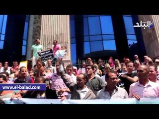 حملة الماجستير والدكتوراة يتظاهرون أمام الوزراء بلافتات  دكتور مع إيقاف التنفيذ