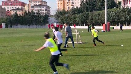Gökhan İnler ile Napoleoni, kadın futbolcularla bir araya geldi - İSTANBUL