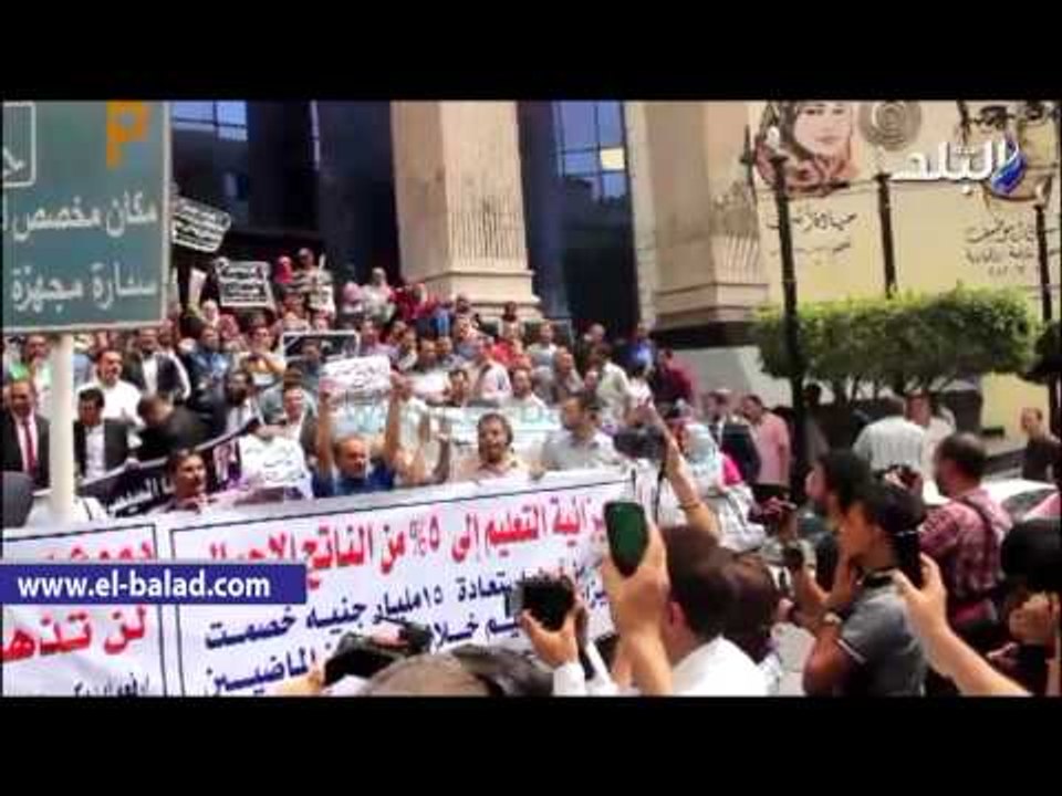 وقفة احتجاجية لحملة الماجستير والدكتوراه أمام "الصحفيين"