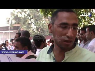 أوائل الخريجين يحرقون شهاداتهم أمام مجلس الوزراء