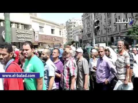 المواطنون يلتفون حول سيارات الجيش بالإسعاف لشراء اللحوم
