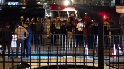 İstanbul Eminönü'nde Otomobil Denize Uçtu