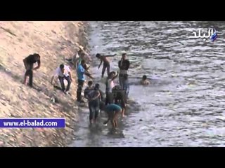 شاهد .. الاطفال يتحدون الحر بالاستحمام في مياه النيل بثاني ايام العيد