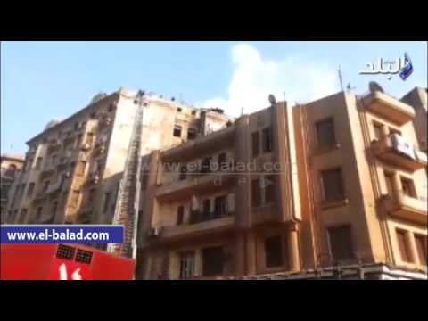 لحظة سيطرة سيارات الإطفاء على حريق عقار بمنطقة الحسين