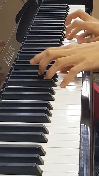 Il joue du piano... la tête à l'envers !