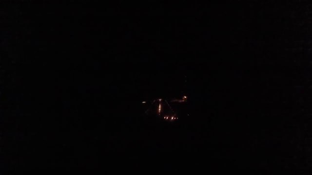 Atterrissage de nuit sur un porte avion, ce que le pilote voit !