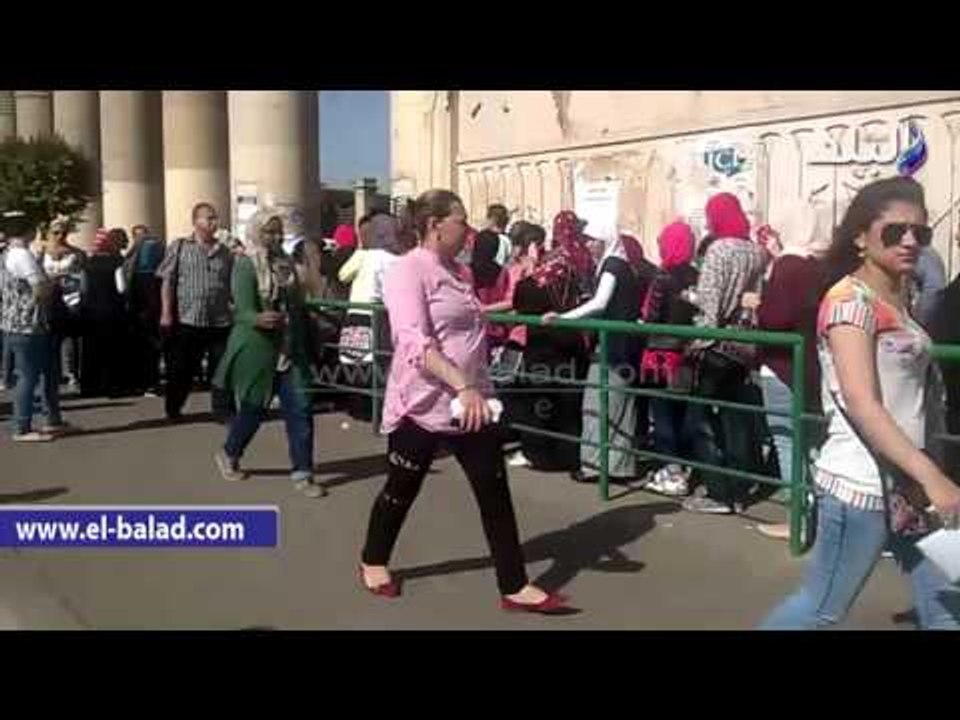 زحام شديد أمام بوابات “عين شمس”.. والأمن الخاص يتولى التأمين