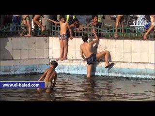 الأطفال يسبحون فى "نافورة" مصطفى محمود احتفالا  بعيد الاضحى