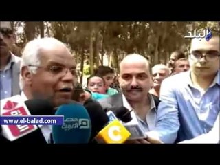 محافظ القاهرة يلتقط "سيلفى" مع الصحفيين بالحديقة الدولية