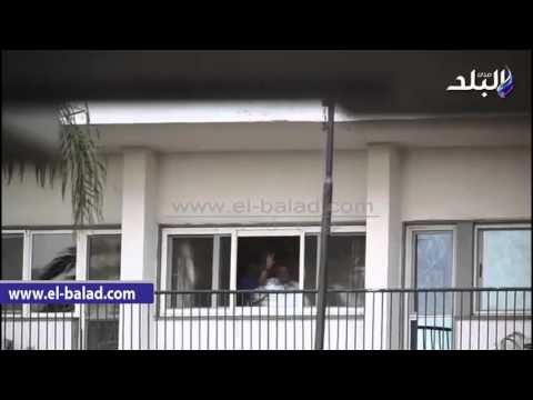 مبارك يحيي انصاره من غرفته بمستشفي المعادي