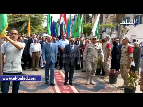 محافظ المنوفية يضع اكليلا من الزهور على النصب التذكارى للشهداء