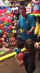 Une fillette plante une fléchette dans la tête du forain... Et là je gagne quoi???