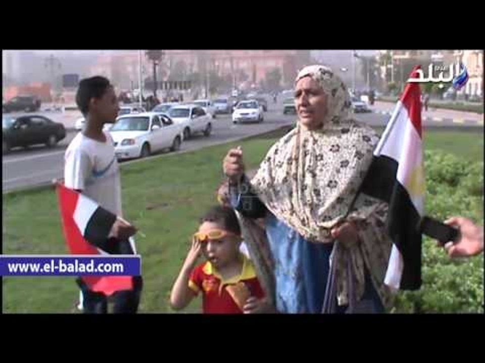 أسرة تحتفل بحرب أكتوبر في ميدان التحرير