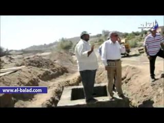 محافظ أسوان يتفقد اعمال تغيير خط الصرف الصحى بطريق السادات