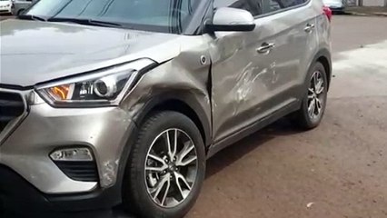 Carros batem em cruzamento no Centro