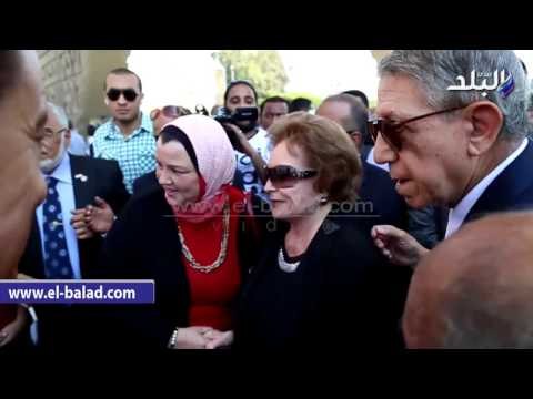 جيهان السادات تضع إكليلا من الزهور على ضريح الزعيم الراحل