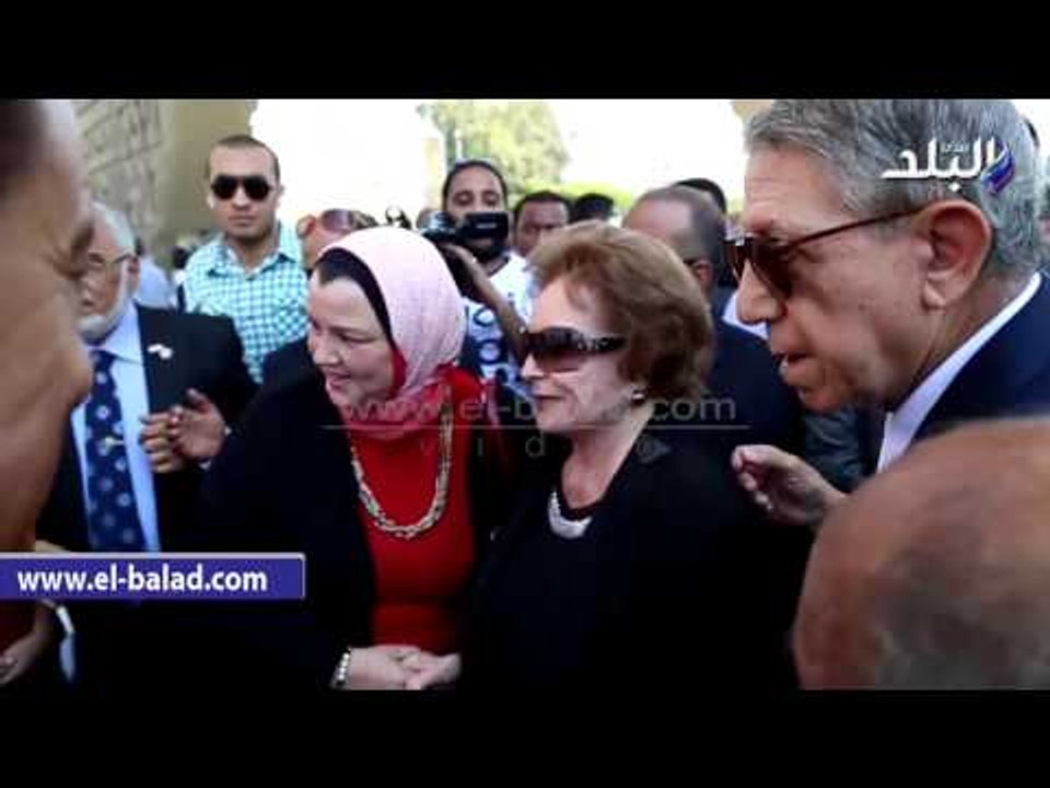 جيهان السادات تضع إكليلا من الزهور على ضريح الزعيم الراحل