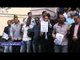 حملة الماجستير يرفعون "الكوسة" على سلالم نقابة الصحفيين