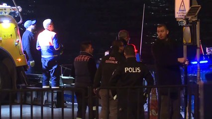 Eminönü'nde denize düşen pikap çıkarıldı - İSTANBUL