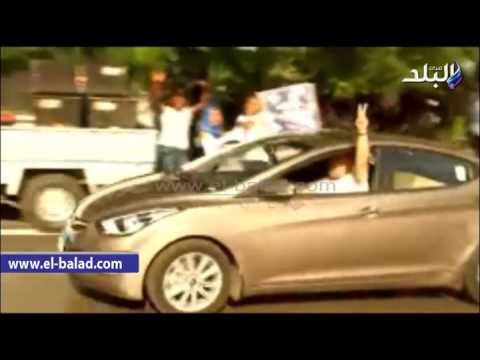 #صدى_البلد | مؤيدو مبارك يوزعون الهدايا أمام المعادى العسكرى