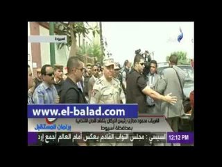 أثناء زيارته بأسيوط.. عجوز لرئيس الأركان: "جزمكم فوق دماغنا".. وحجازي يقبل رأسها