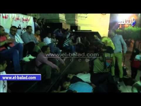 صدى البلد | حاملو الماجستير يفترشون سلالم الصحفيين ويرددون ارمى حمولك عليا
