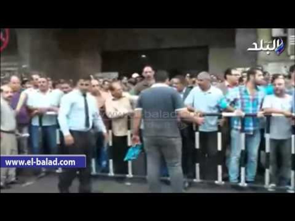 صدى البلد | العاملون بالأوقاف يغلقون بوابة «الهيئة» بالدقي للمطالبة بصرف رواتبهم